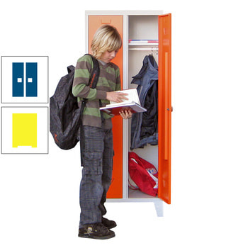 Beispielabbildung Garderobenschrank für Schulen, hier in der Ausführung mit Drehriegel und Füßen, Korpus in Lichtgrau (RAL 7035) und Front in Reinorange (RAL 2004)