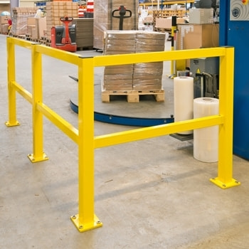 Anwendungsbeispiel Rammschutz-Geländer System Profi, bestehend aus 2 x Anfangs-/Endpfosten, 1 x Mittelpfosten, 1 x Eckpfosten und 6 x 1,2 m Querbalken Anwendungsbeispiel Rammschutz-Geländer System Profi, bestehend aus 2 x Anfangs-/Endpfosten, 1 x Mittelpfosten, 1 x Eckpfosten und 6 x 1,2 m Querbalken