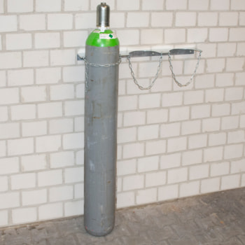 Wandhalterung für 3 Gasflaschen - für Durchmesser 230 mm - 50 x 910 x 135 mm (HxBxT) - feuerverzinkt 
