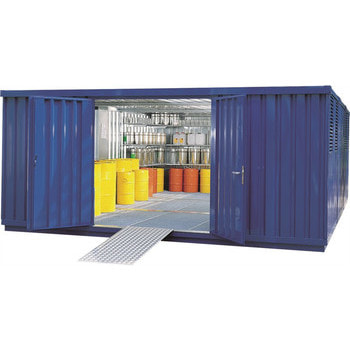 Achtung, Abbildung ähnlich. Hier Lagercontainer in der Farbe Enzianblau (RAL 5010) in den Maßen 2.150 x 5.080 x 2.170 mm (HxBxT) mit Doppelflügeltür. Der Lagercontainer wird standardmäßig in der Farbe Enzianblau (RAL 5010) und den Maßen 2.150 x 3.050 x 6.520 mm (HxBxT) mit Einflügeltür geliefert. Inhalt sowie Überfahrbrücke nicht im Lieferumfang enthalten.