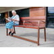 Anwendungsbeispiel Sitzbank für Senioren (hier in der Ausführung Holz und Stahl, Farbe Rostoptik)