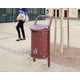 Anwendungsbeispiel: Mülleimer 50 Liter mit gelochtem Korpus auf öffentlichem Gelände (abgebildet in der Farbe Rostoptik)